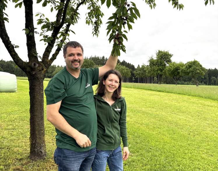 Carina und Robert Rußmayr vor Kirschbaum