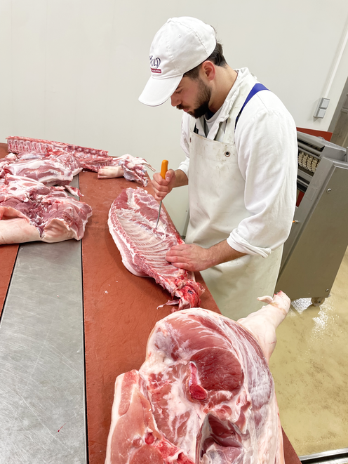 Gerald Arthold Junior zerlegt ein Schwein.