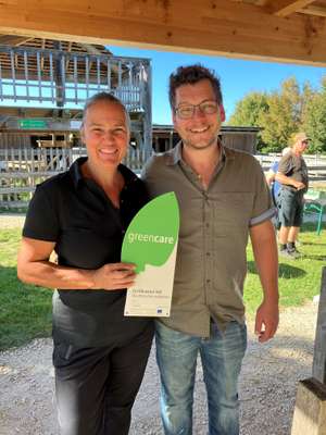 Doris Hohenwallner und Claus Patri mit der neuen Hoftafel in der Hand.