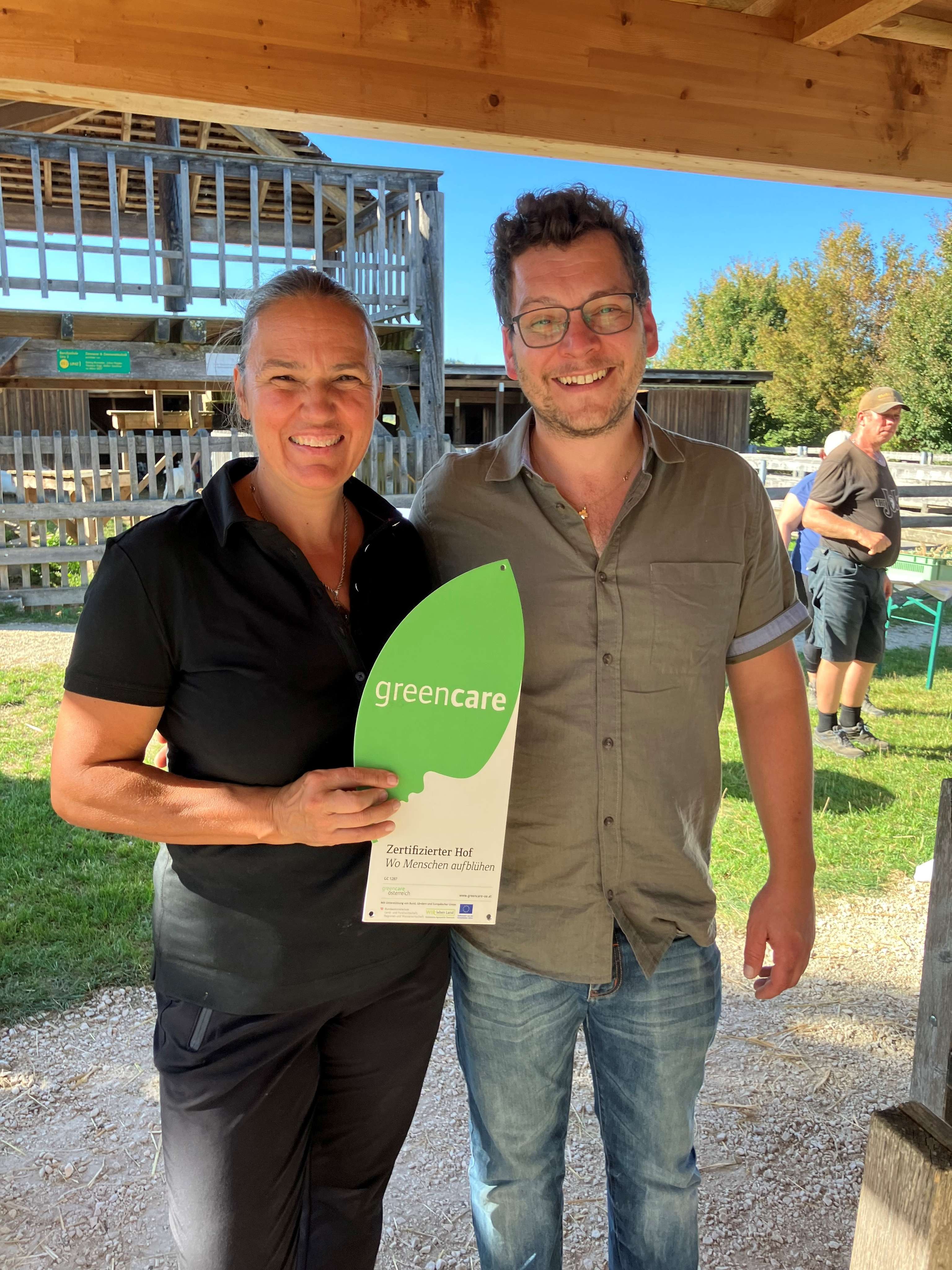 Doris Hohenwallner und Claus Patri mit der neuen Hoftafel in der Hand.