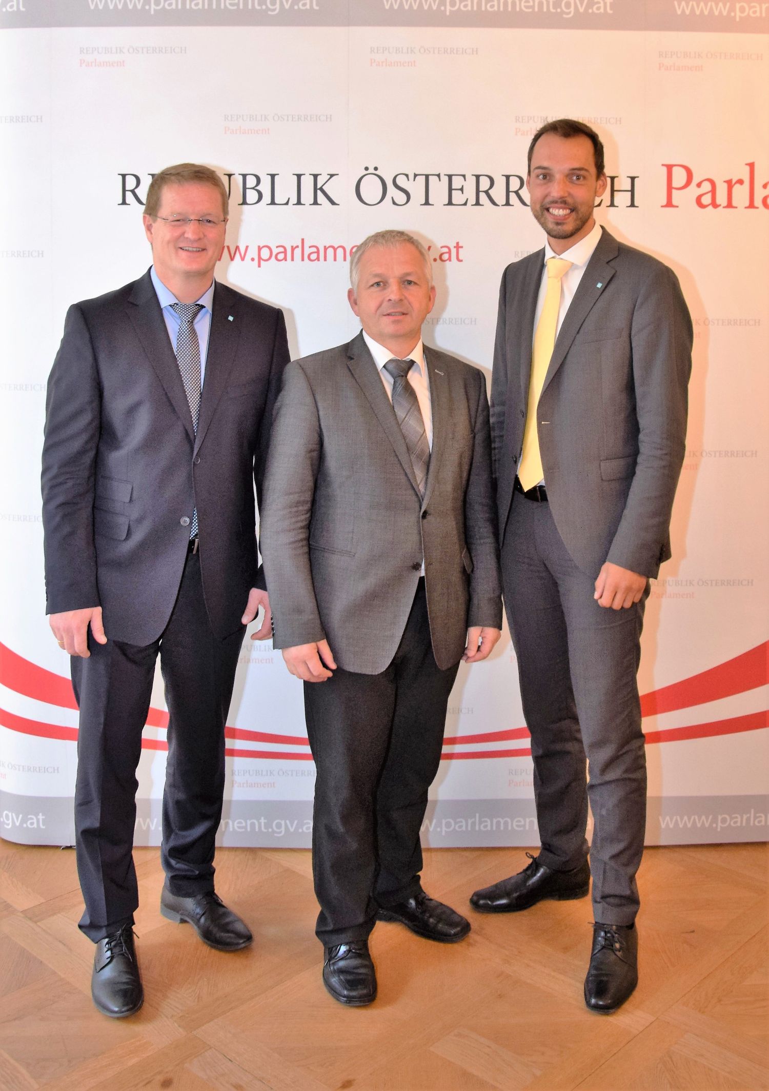 Manfred Hofinger, Nikolaus Prinz und Klaus Lindinger begrüßen das Wirtshaus-Paket.