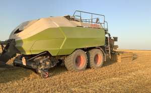 Quaderballenpresse auf dem Feld