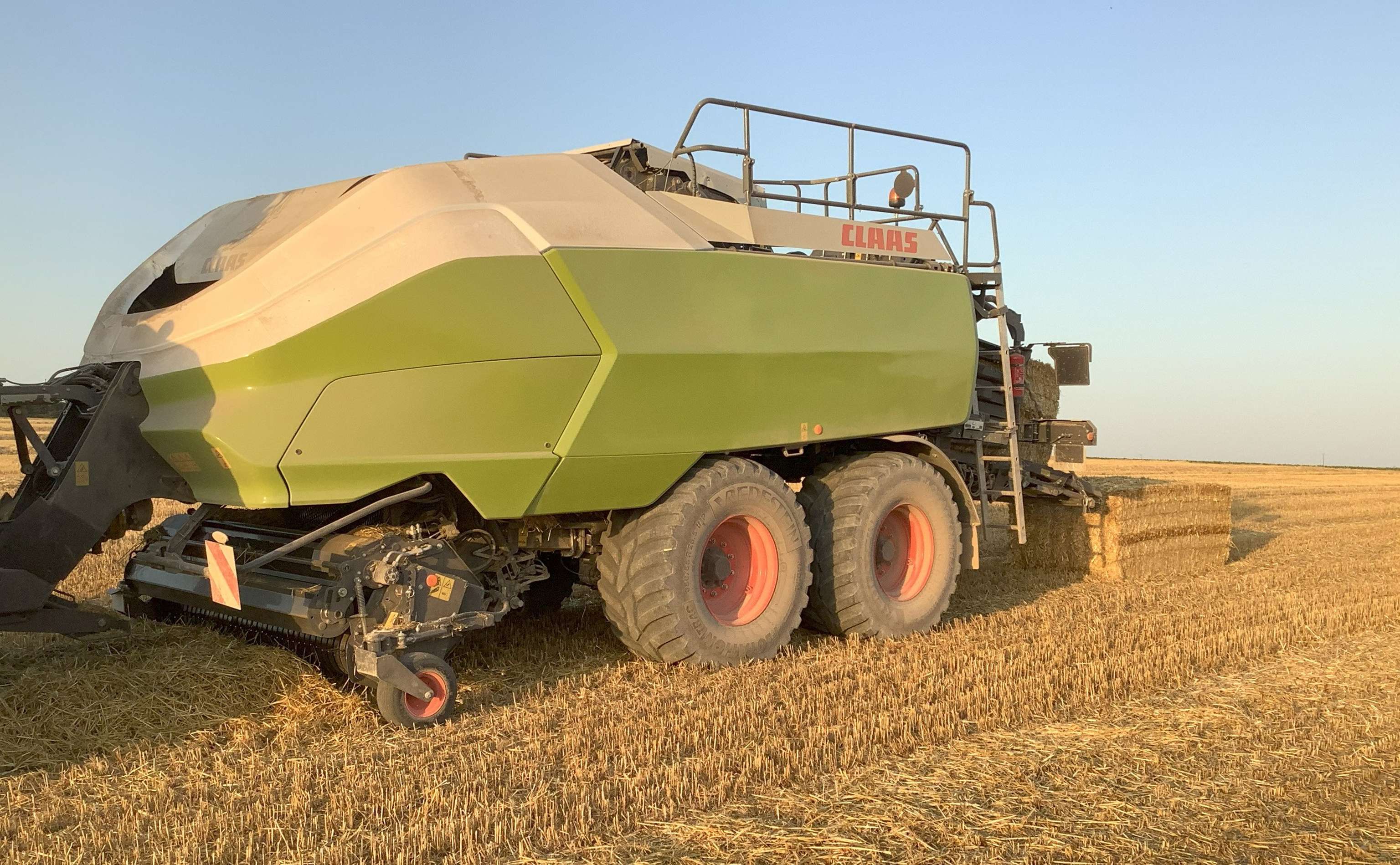 Quaderballenpresse auf dem Feld