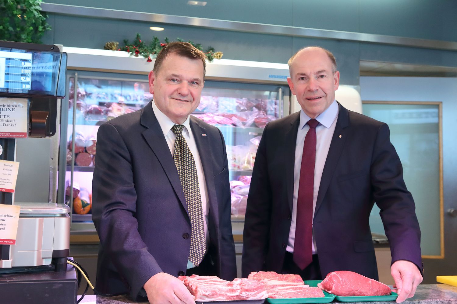 Mandl (l.) und Hiegelsberger machen auf die bedrohlichen Umsatzrückgänge bei regionalen Lebensmittel-Handwerkern aufmerksam.