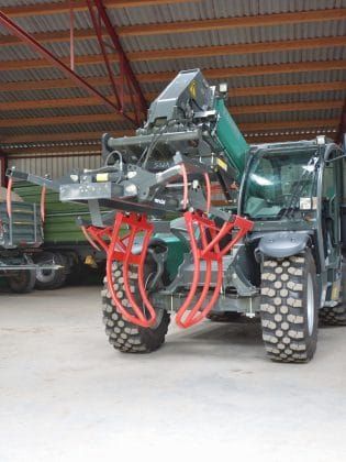 MX500 mit Silageballengreifer