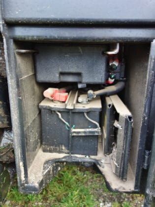 Der Batteriekasten schließt nicht staubdicht.