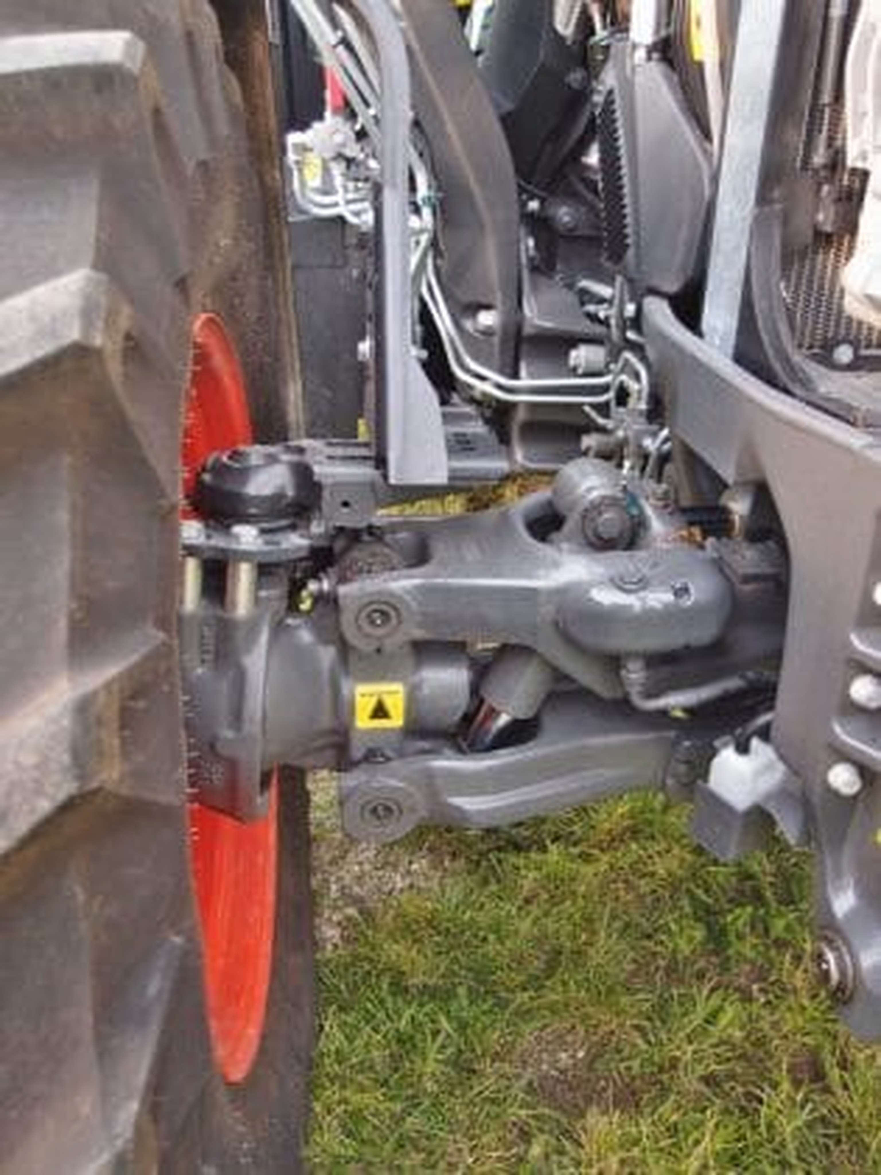 Carraro-Vorderachsfederung und Wespentaille für engen Lenkeinschlag