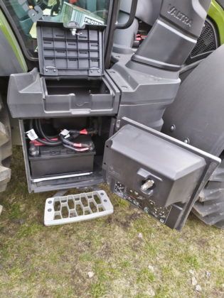 Werkzeugfach und dicht schließender Batteriekasten mit Schmierpunkt-Piktogrammen