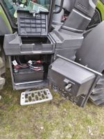 Werkzeugfach und dicht schließender Batteriekasten mit Schmierpunkt-Piktogrammen