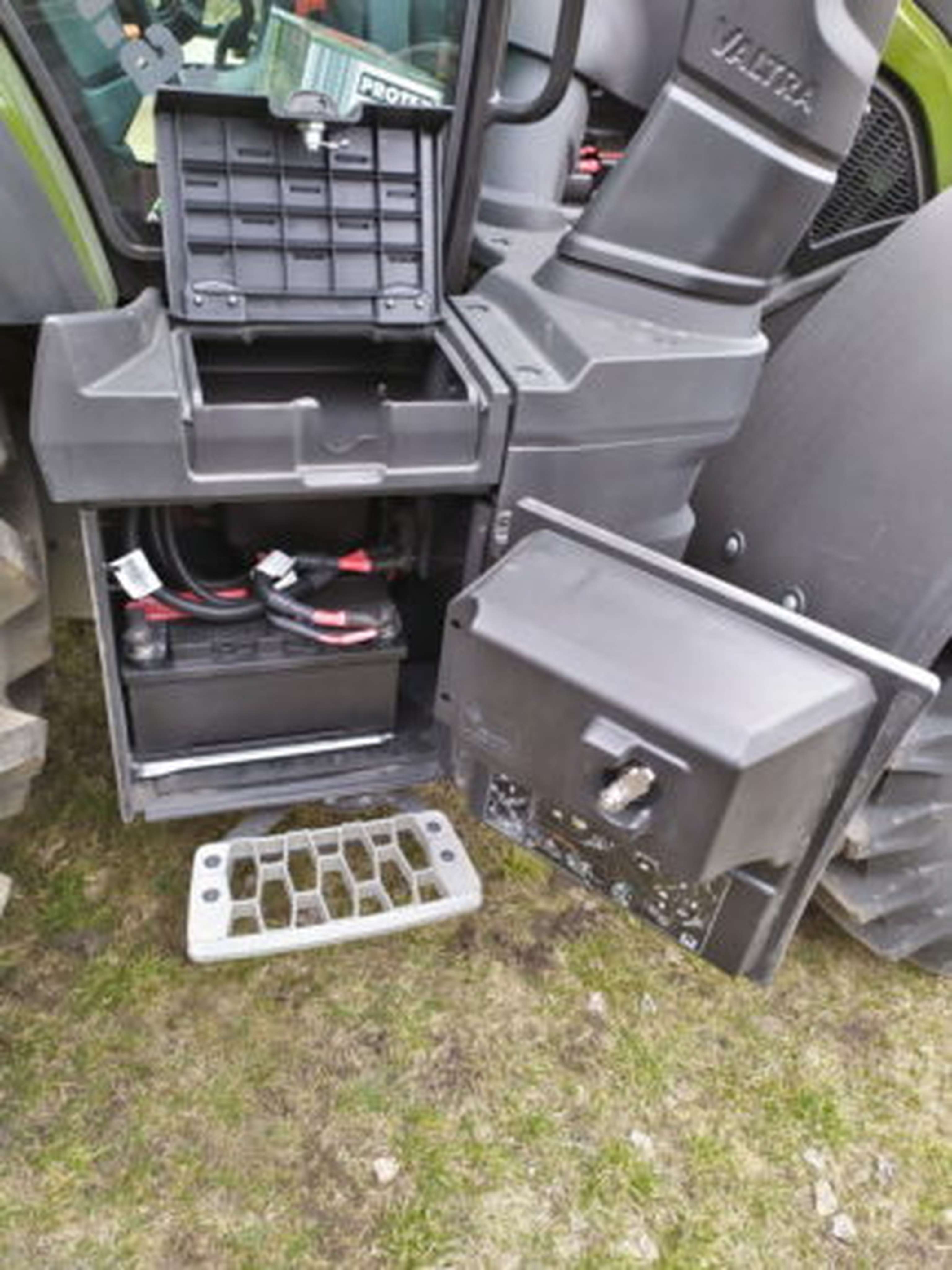 Werkzeugfach und dicht schließender Batteriekasten mit Schmierpunkt-Piktogrammen