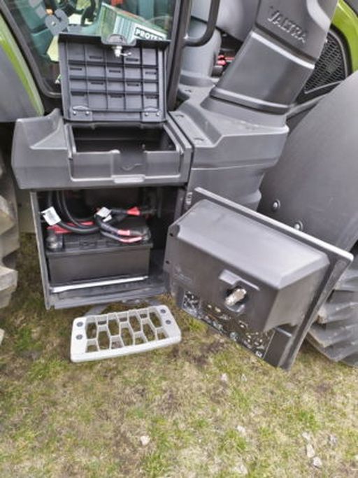 Werkzeugfach und dicht schließender Batteriekasten mit Schmierpunkt-Piktogrammen