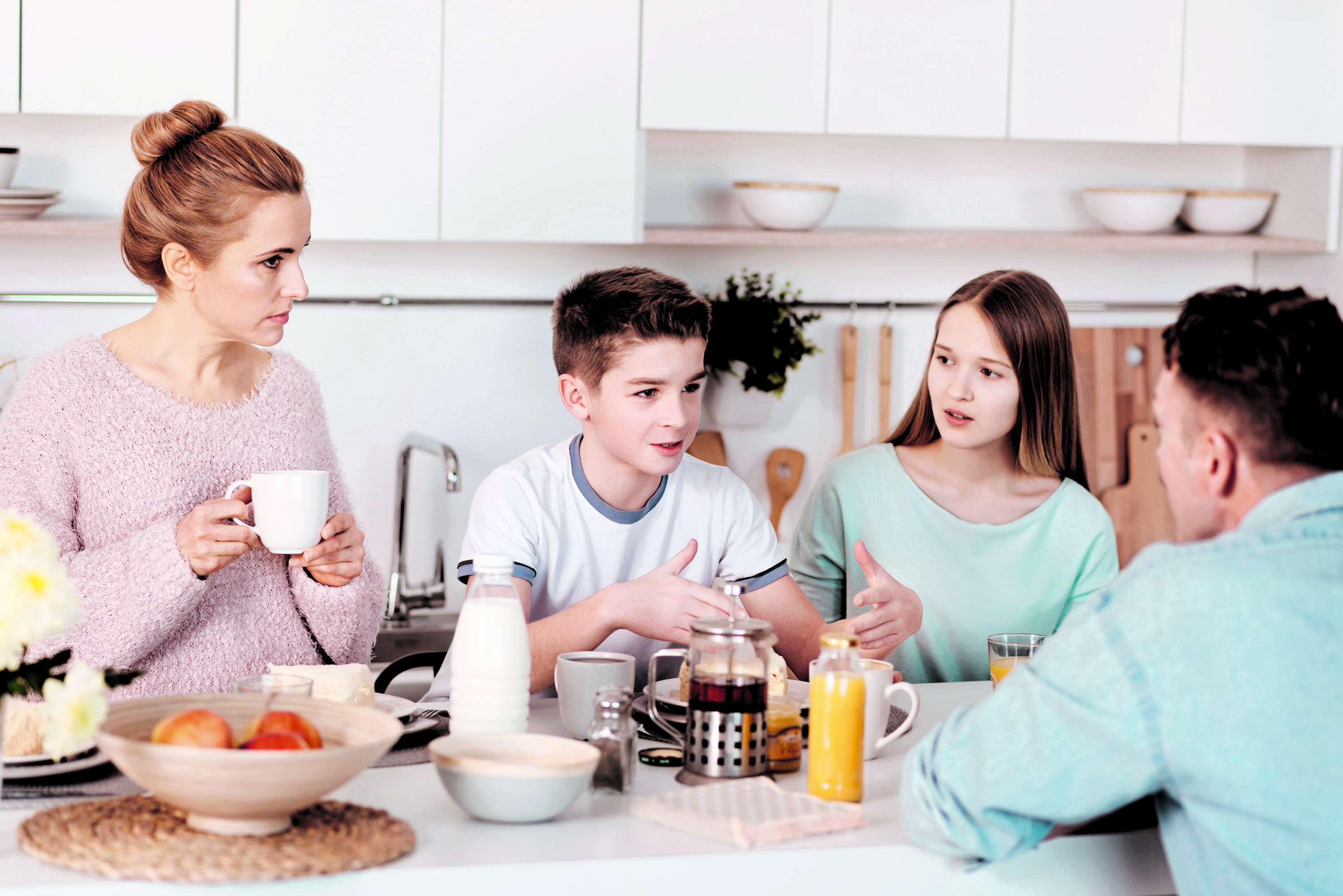 Familie diskutiert beim gemeinsamen Frühstück