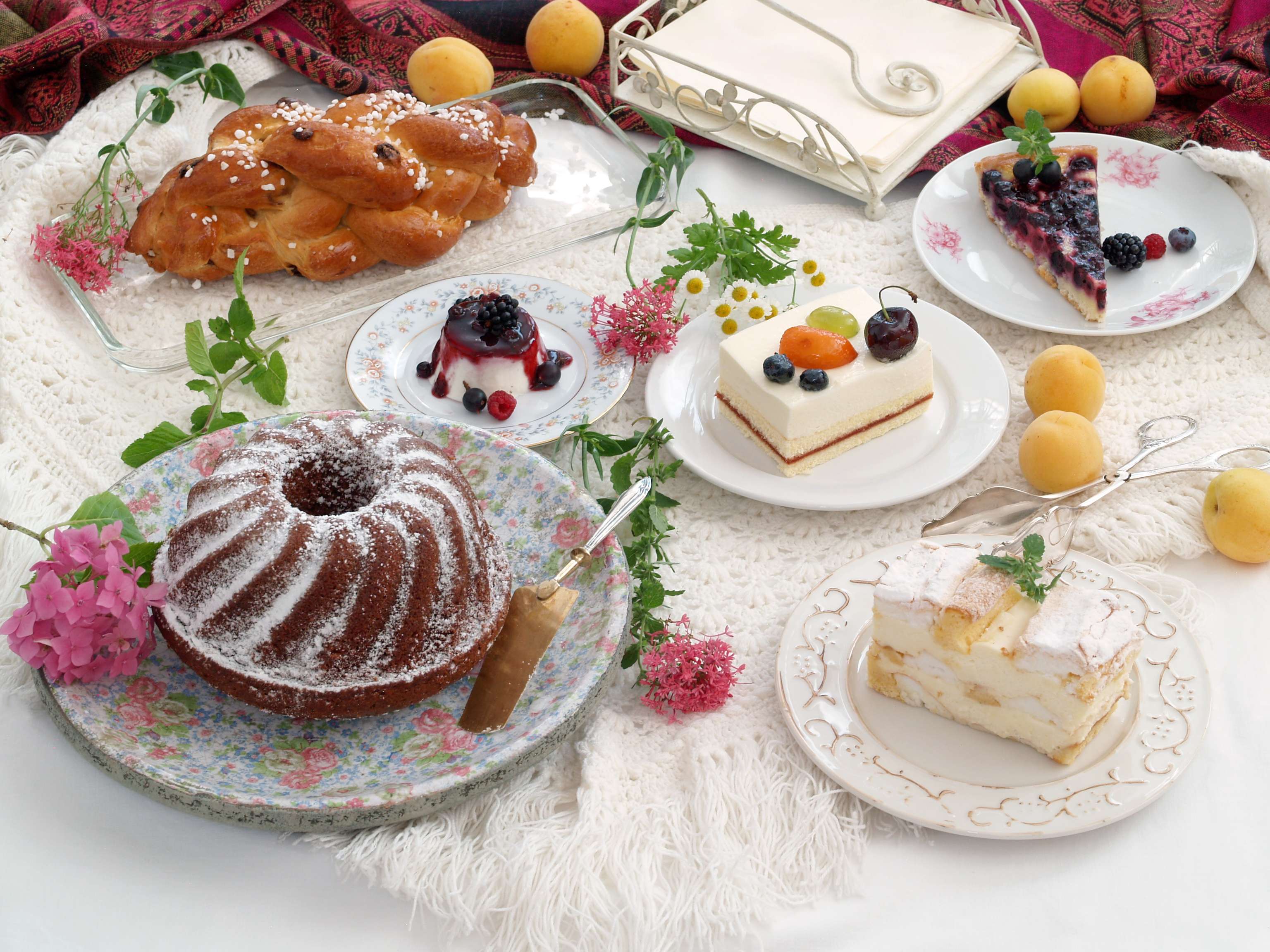 viele Kuchen auf Tisch