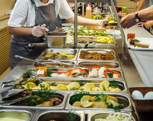 Buffet in einer Gemeinschaftsküche