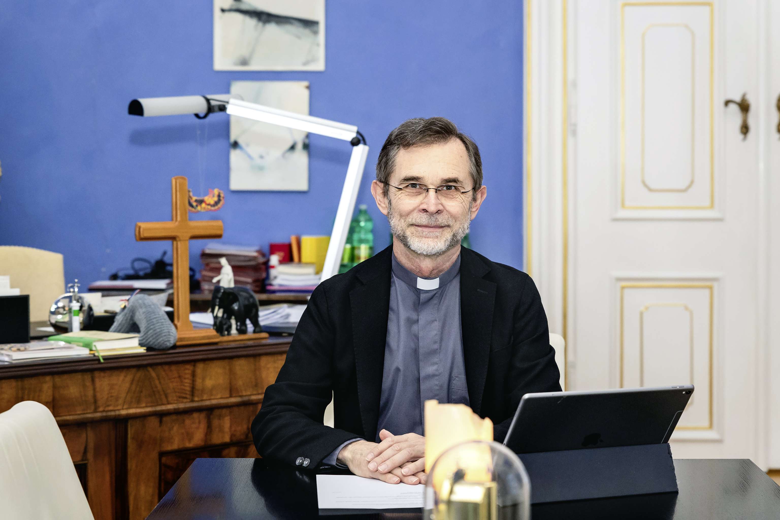 Der neue Erzbischof Josef Grünwidl am Schreibtisch