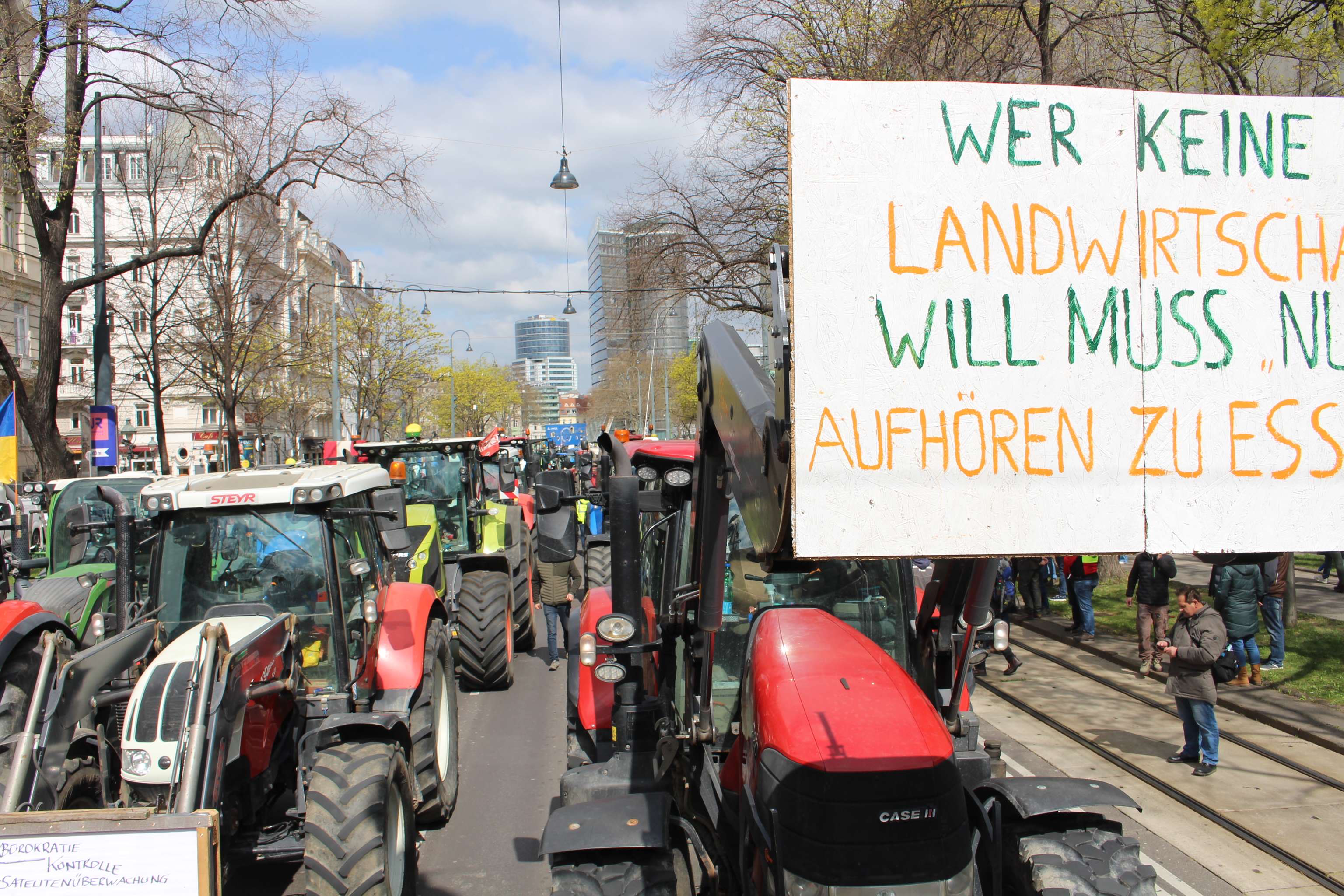 Traktoren demonstrieren am Ring