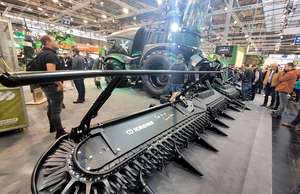 Häcksler mit Maisvorsatz auf Agritechncia