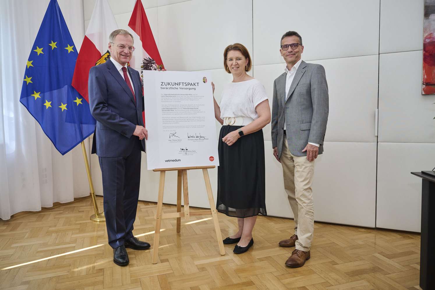 v.l.: LH Thomas Stelzer, Agrar-Landesrätin Michaela Langer-Weninger und Vetmeduni-Rektor Matthias Gauly bei der Unterzeichnung des Zukunftspaktes zur Stärkung der tierärztlichen Versorgung im ländlichen Raum.