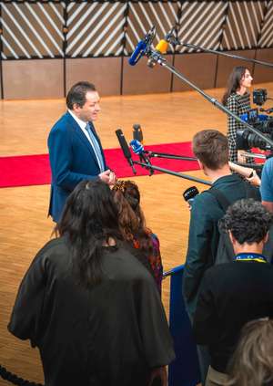 Totschnig vor Journalisten beim Umweltrat 2025, Europagebäude