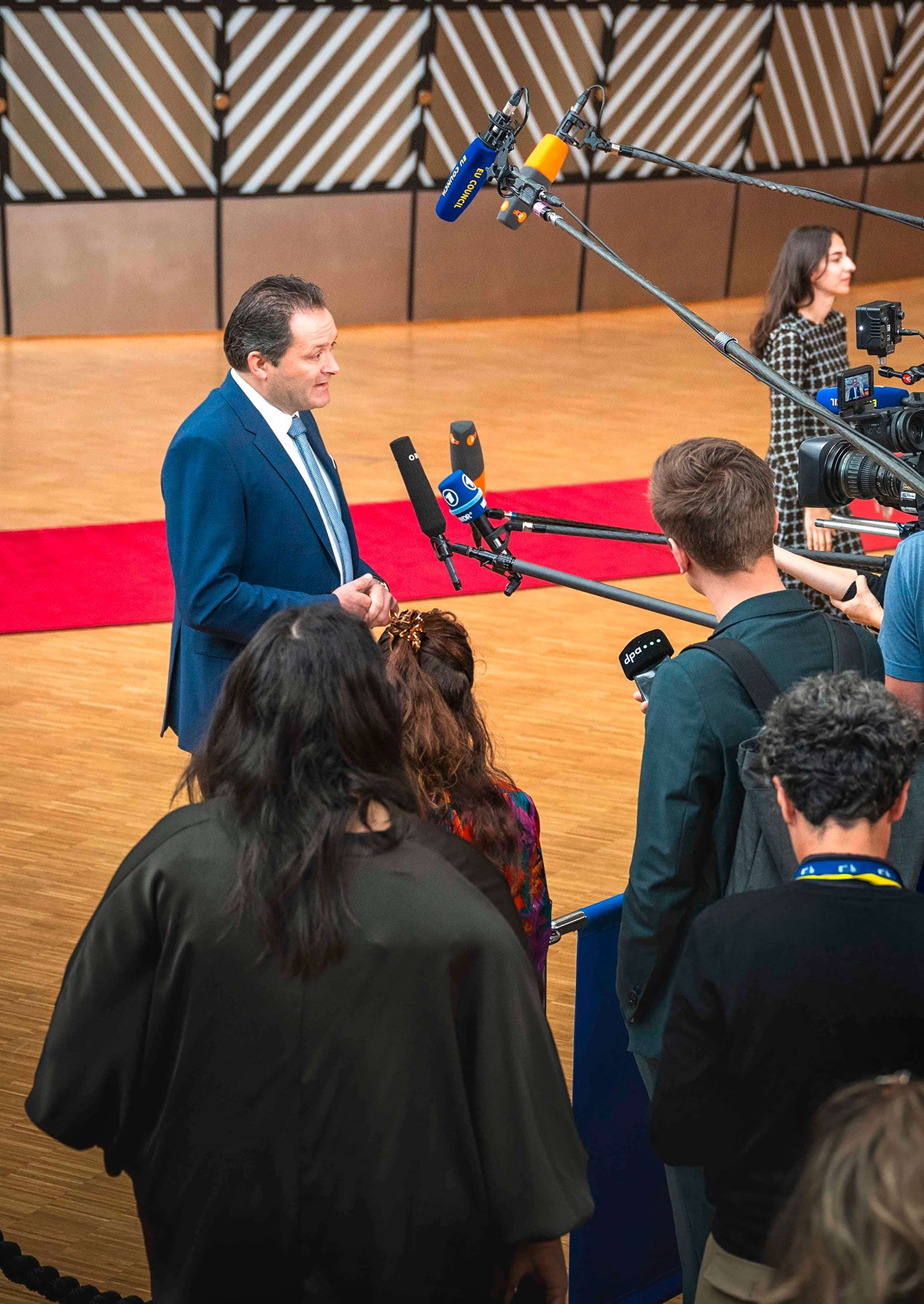 Totschnig vor Journalisten beim Umweltrat 2025, Europagebäude