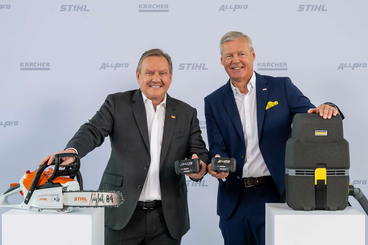 Michael Traub, Vorsitzender des Vorstands der Stihl AG, und Hartmut Jenner, Vorsitzender des Vorstands der Alfred Kärcher SE & Co. KG. mit den neuen gemeinsamen Akkus.