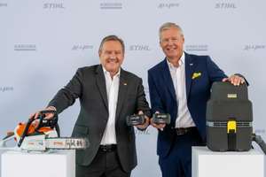 Michael Traub, Vorsitzender des Vorstands der Stihl AG, und Hartmut Jenner, Vorsitzender des Vorstands der Alfred Kärcher SE & Co. KG. mit den neuen gemeinsamen Akkus.