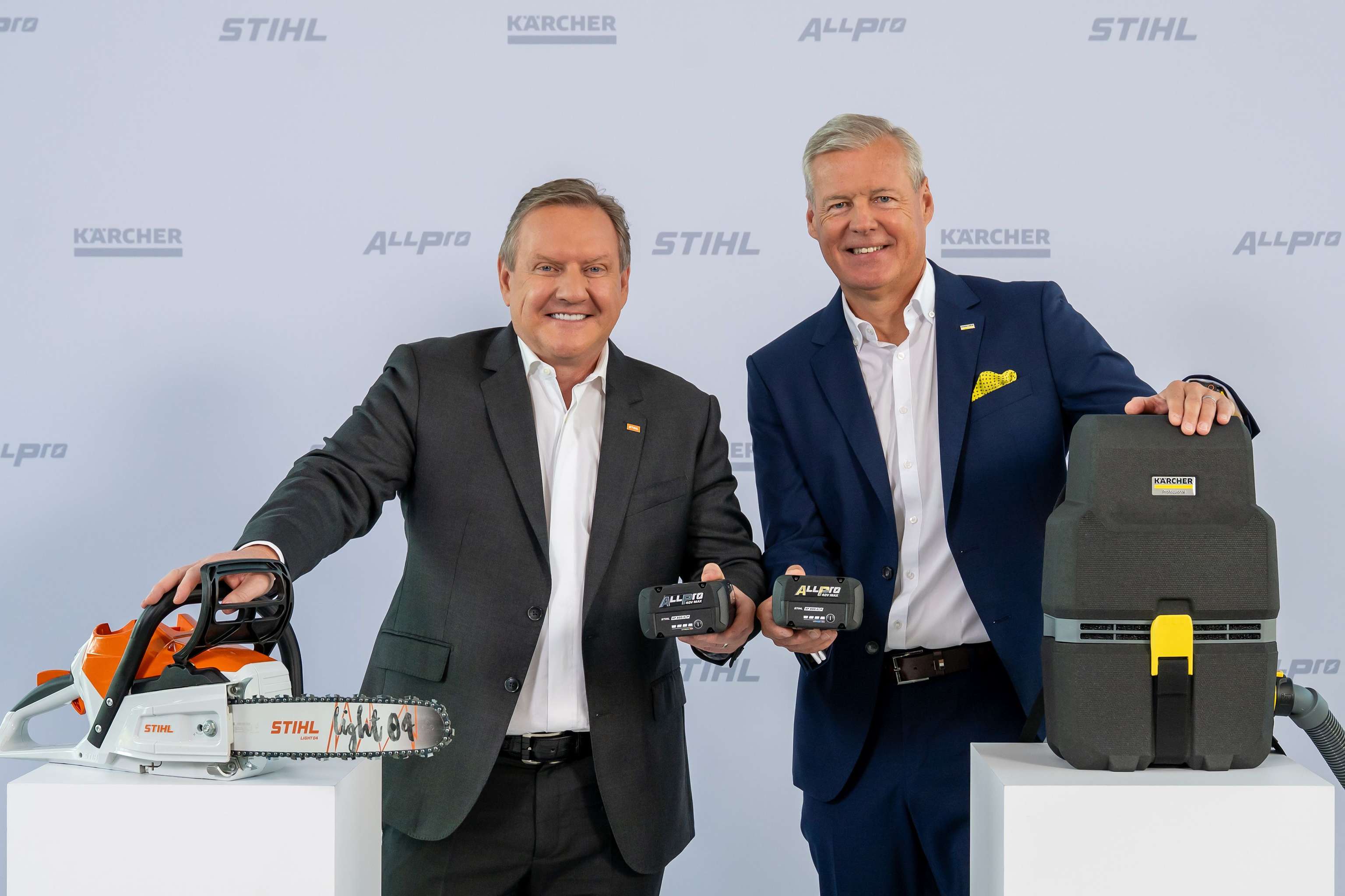 Michael Traub, Vorsitzender des Vorstands der Stihl AG, und Hartmut Jenner, Vorsitzender des Vorstands der Alfred Kärcher SE & Co. KG. mit den neuen gemeinsamen Akkus.
