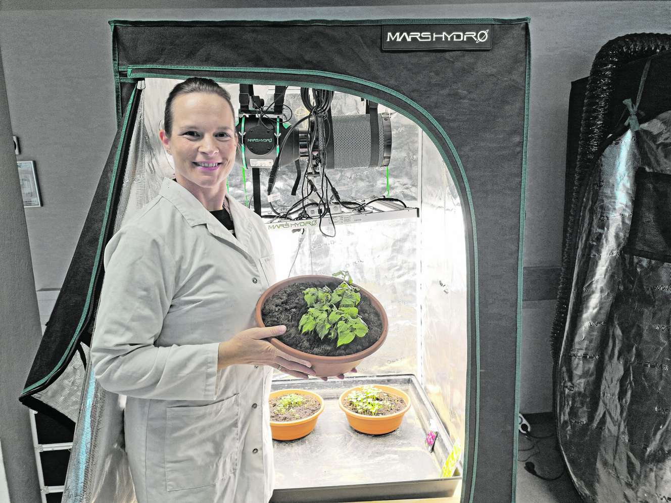 Forscherin im Labor mit Pflanzen