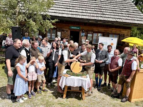 Der Anschnitt des Almkäses bildete den Höhepunkt der Jubiläumsfeierlichkeiten.
