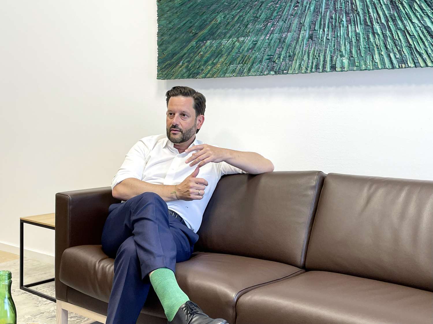 Christoph Metzker sitzt am Sofa