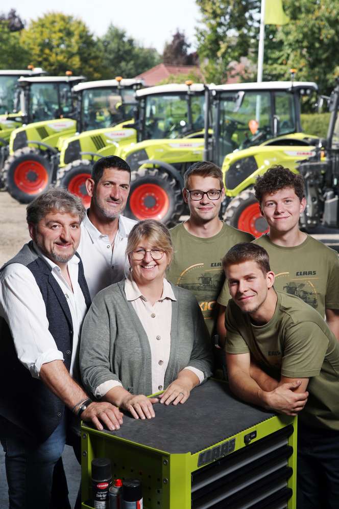 Heindl Landtechnik und Claas-Geräte im Hintnergrund