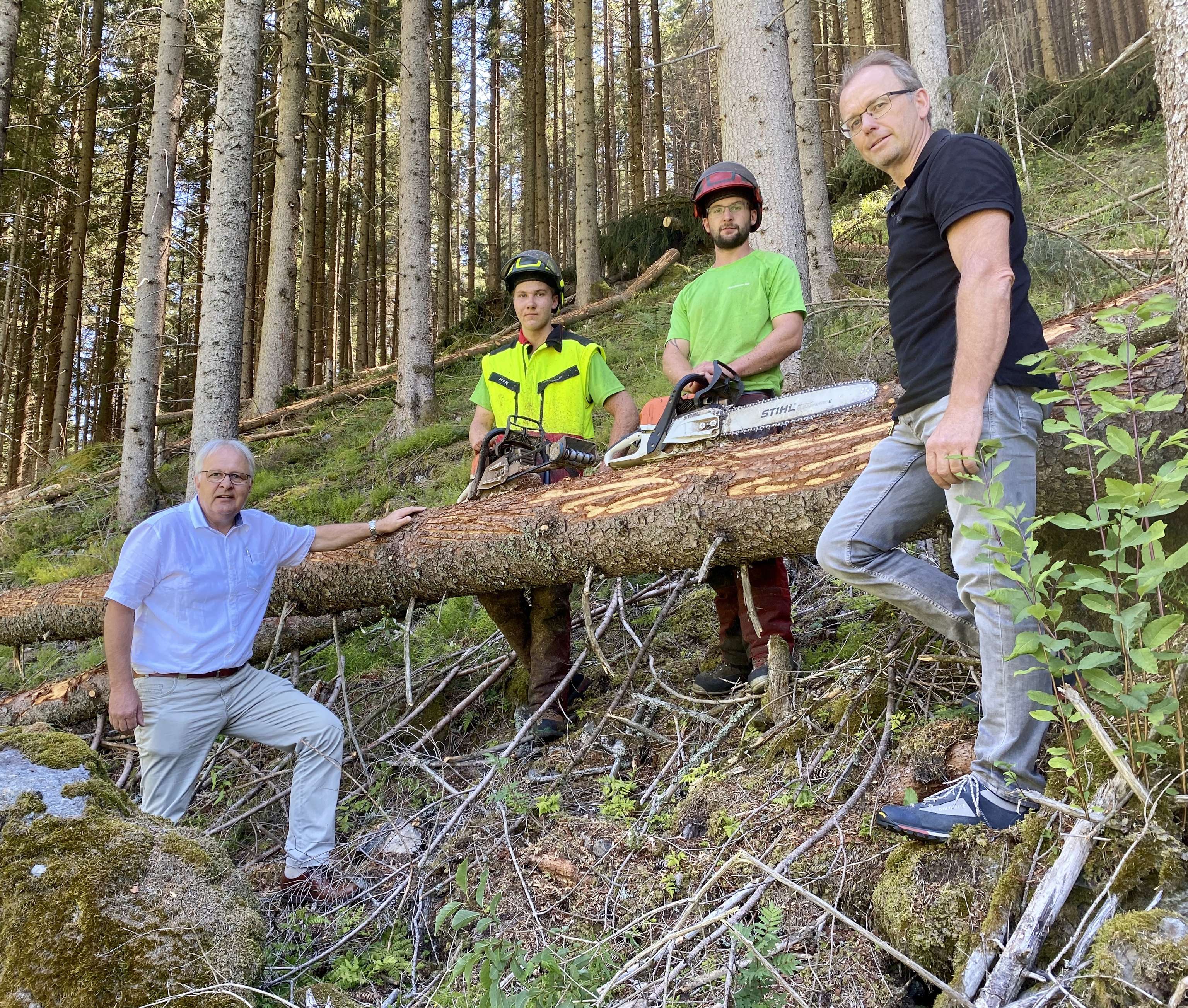 Abg. z. NR Hermann Gahr mit Arbeitern des Maschinenrings und Landtagsabgeordneten und Maschinenring-Osttirol-Geschäftsführer LAbg. Martin Mayerl.