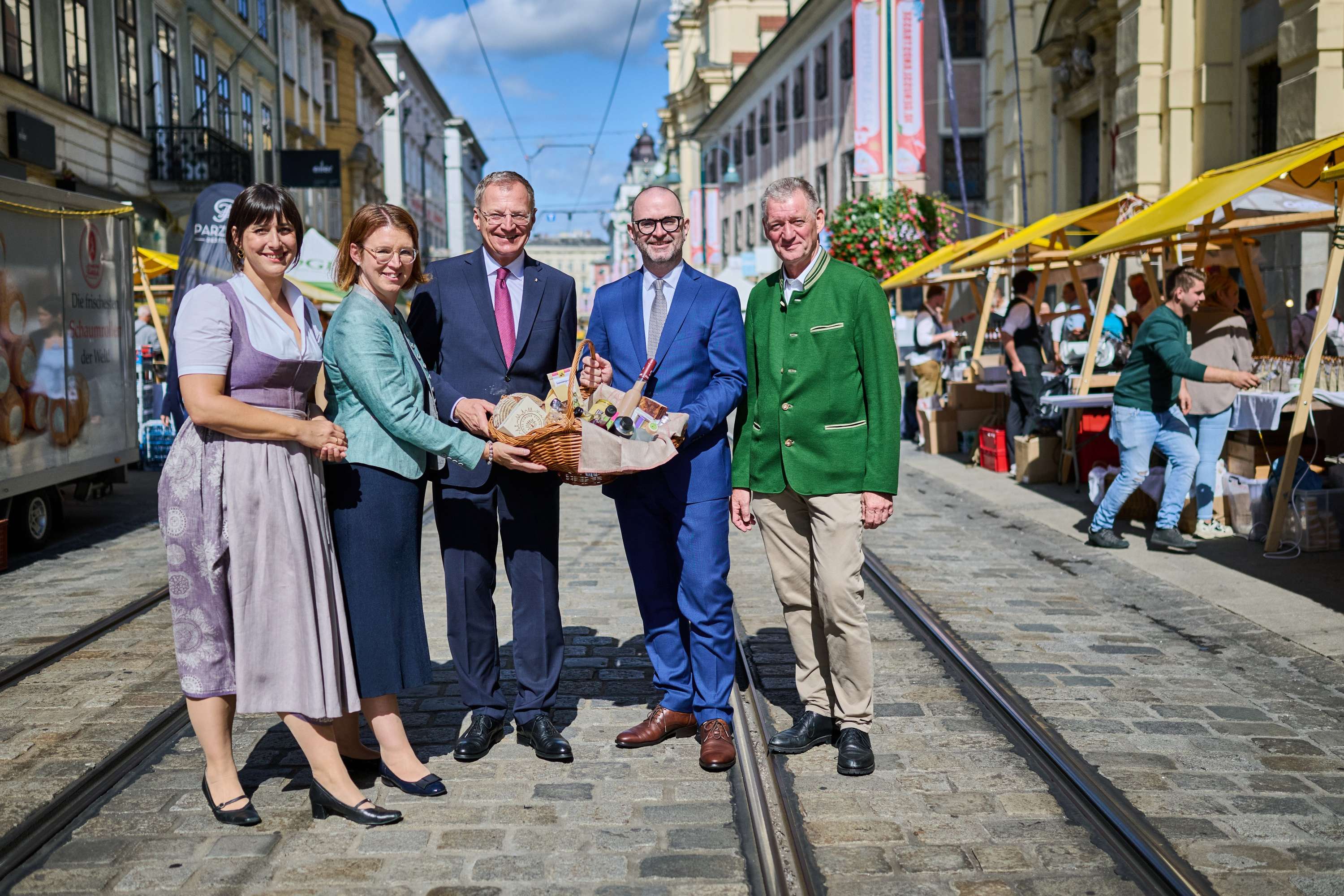 Die Veranstalter der Genusslandstraße präsentieren einen Korb voller regionaler Lebensmittel.
