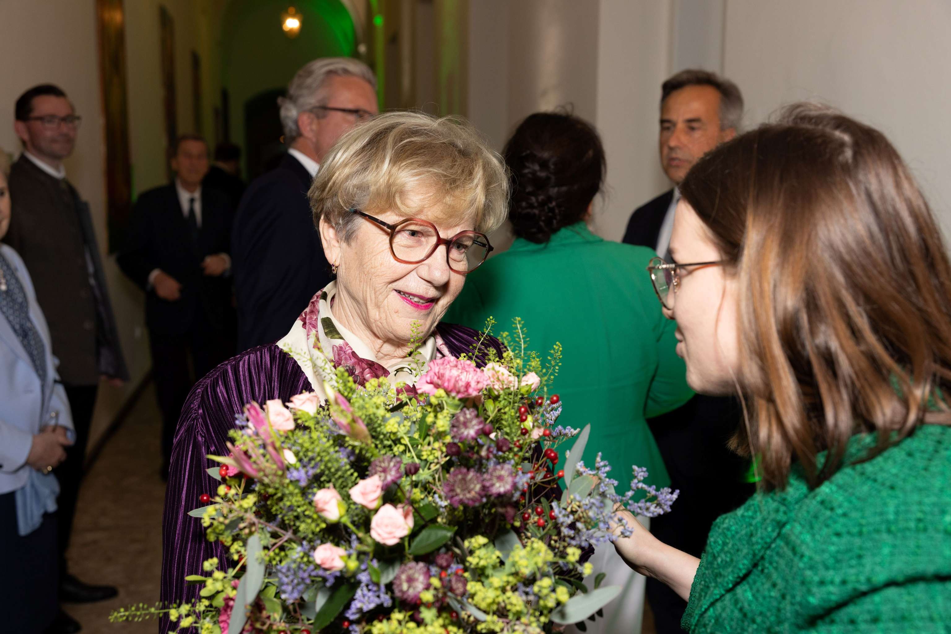 Waltraud Klasnic mit Blumenstrauß