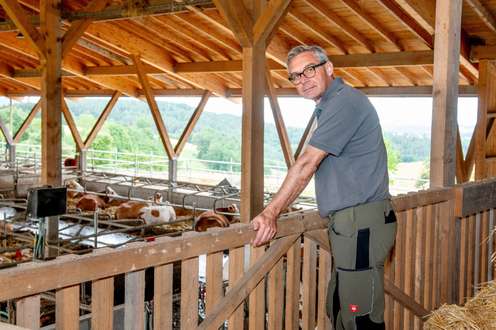 Franz Waldenberger sieht sich einen Laufstall an.