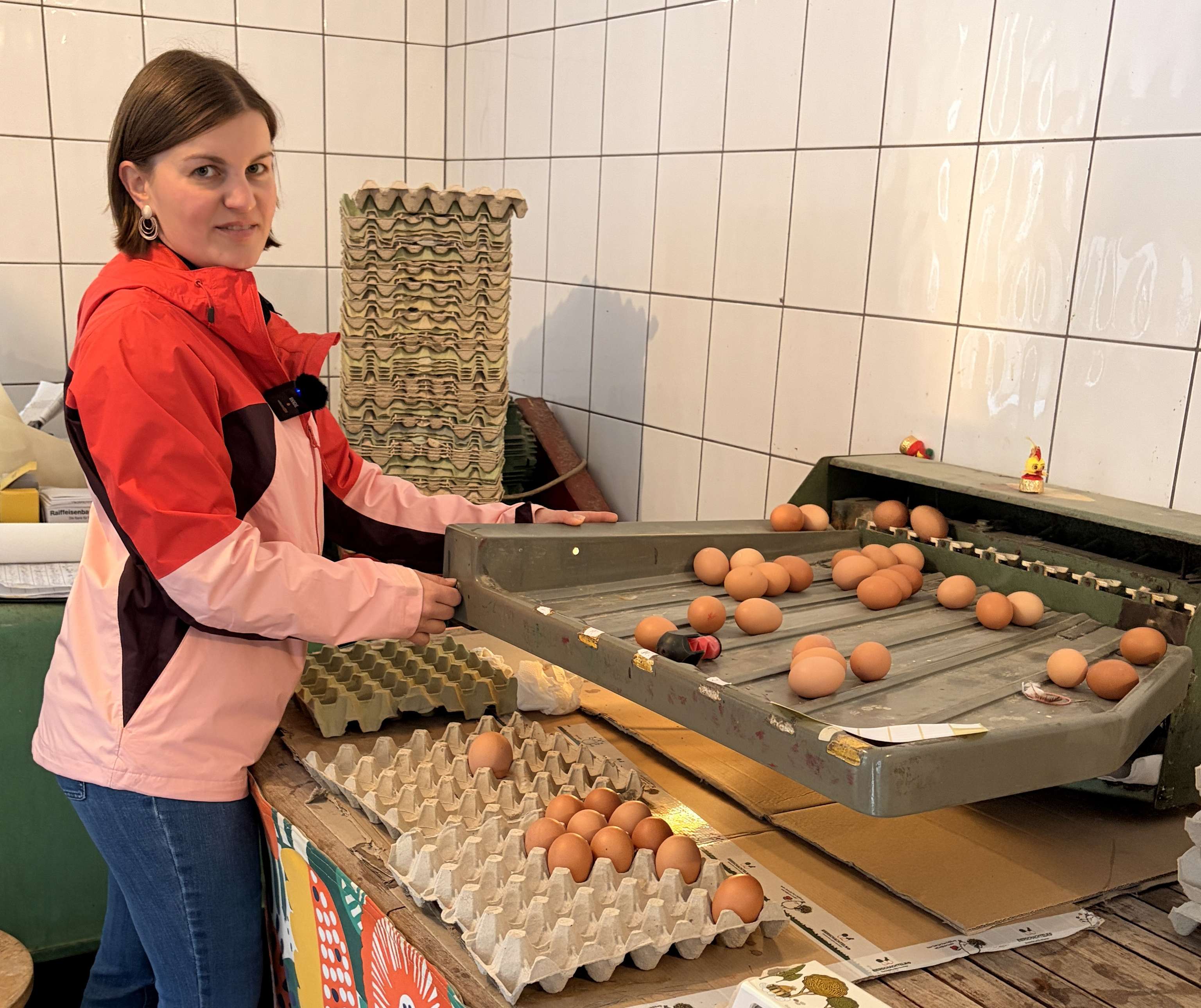 Sophie Bleimschein bei der Ei-Sortierung