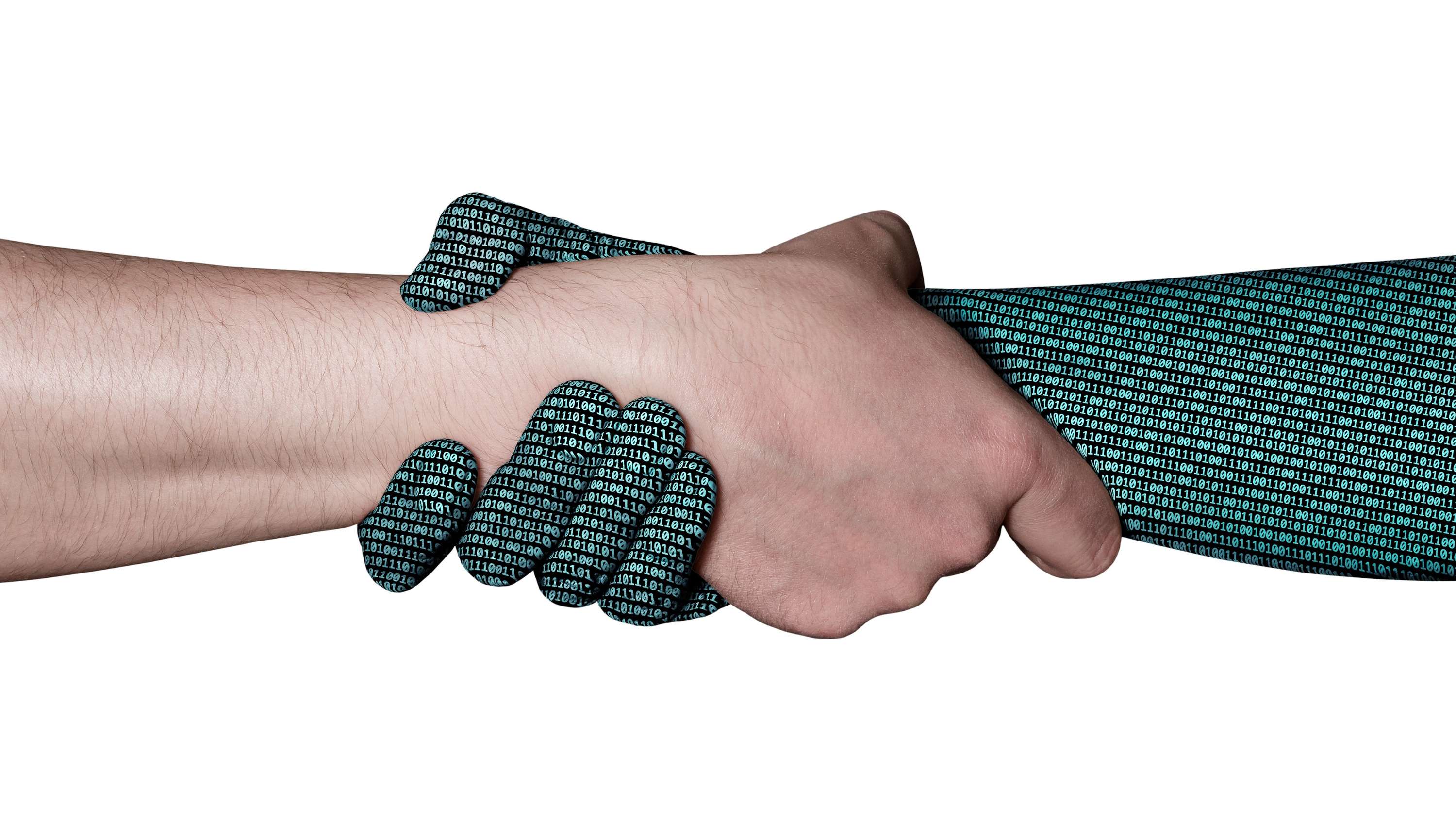 Menschliche Hand und symbolische digitale Hand greifen ineinander.