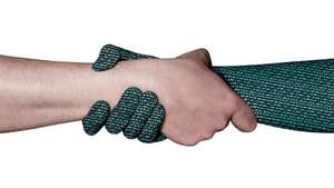 Menschliche Hand und symbolische digitale Hand greifen ineinander.