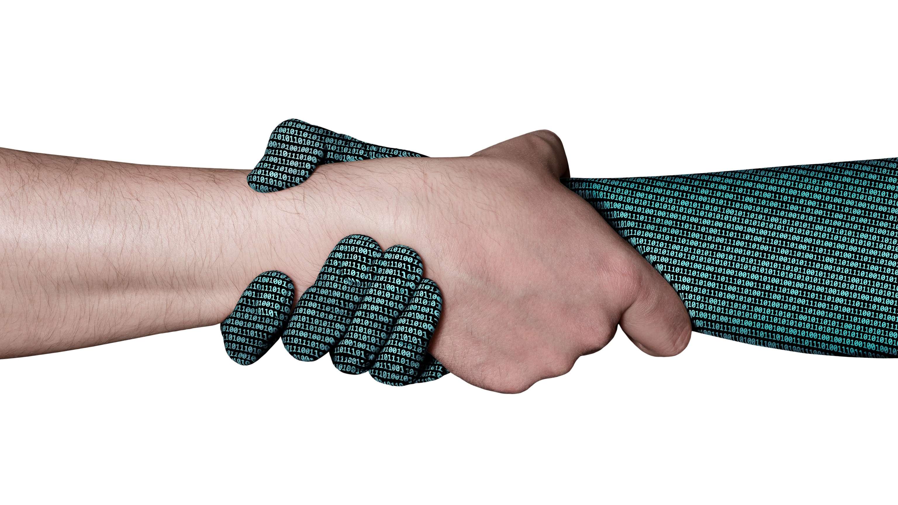 Menschliche Hand und symbolische digitale Hand greifen ineinander.