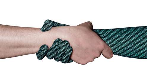 Menschliche Hand und symbolische digitale Hand greifen ineinander.