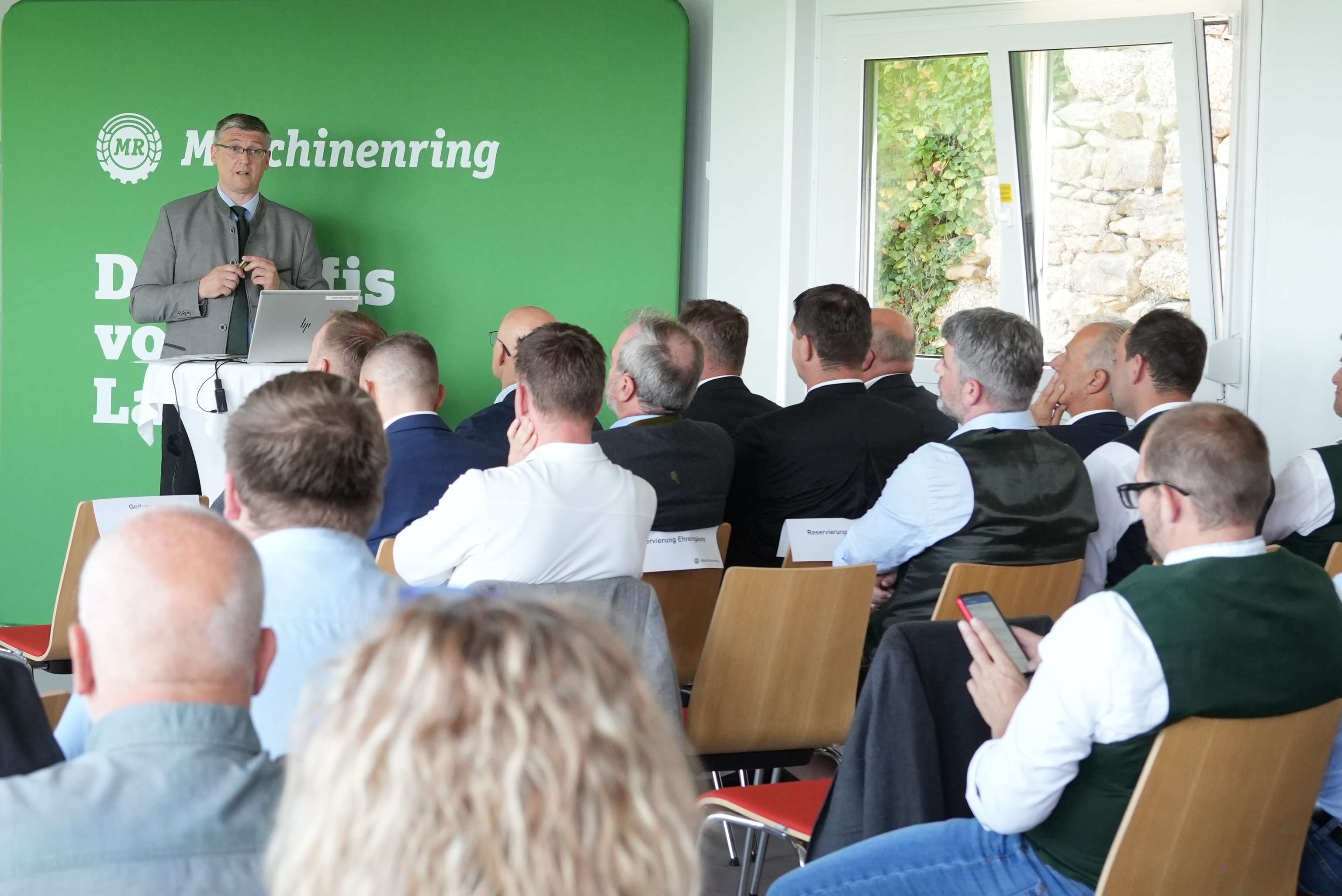 Maschinenring-Obmann Gerhard Rieß spricht vor Mitgliedern.