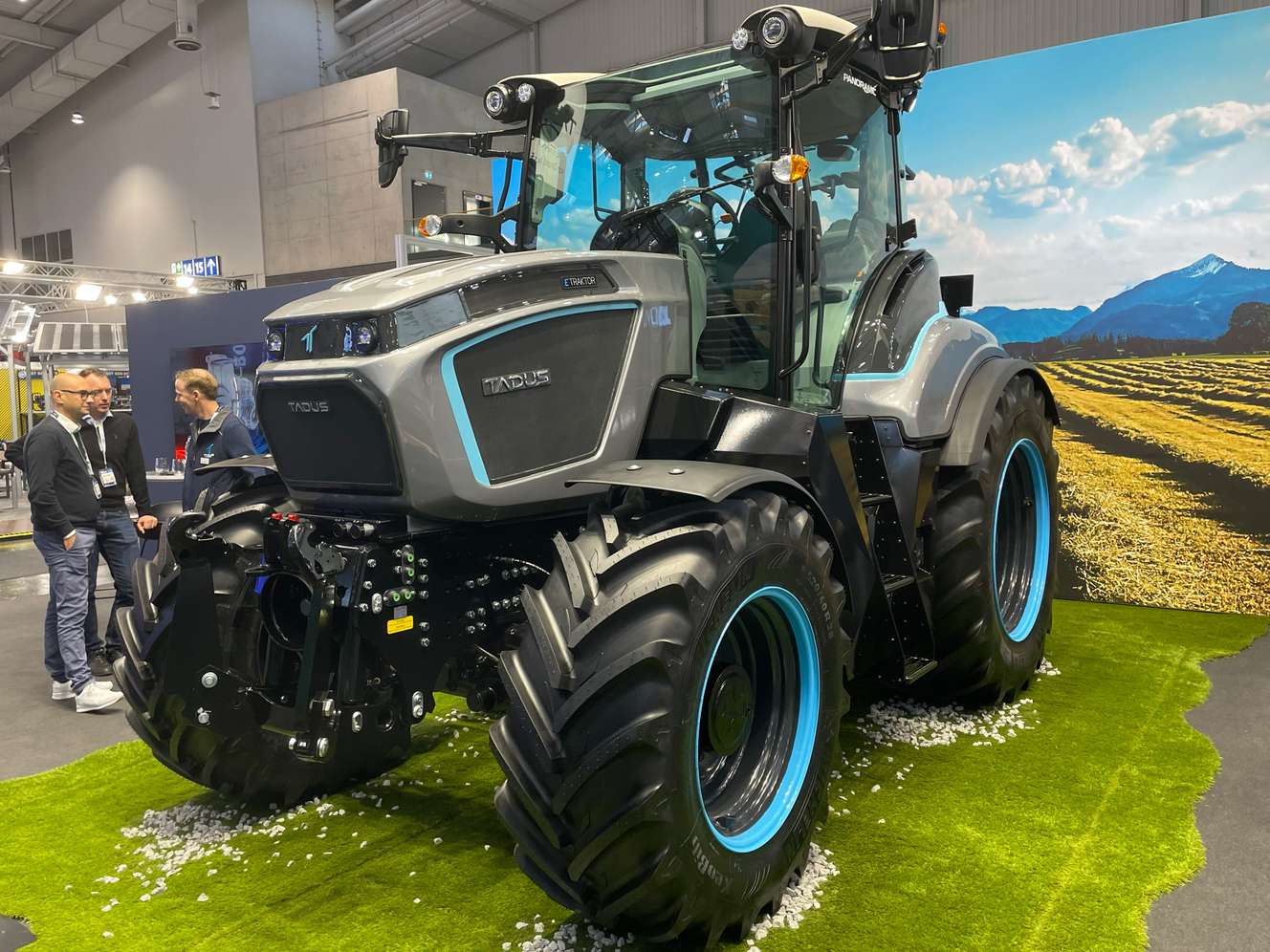 E-Traktor auf einer Messe