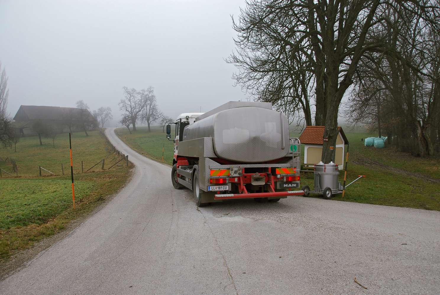 Milch-LKW auf einer Straße im Winter