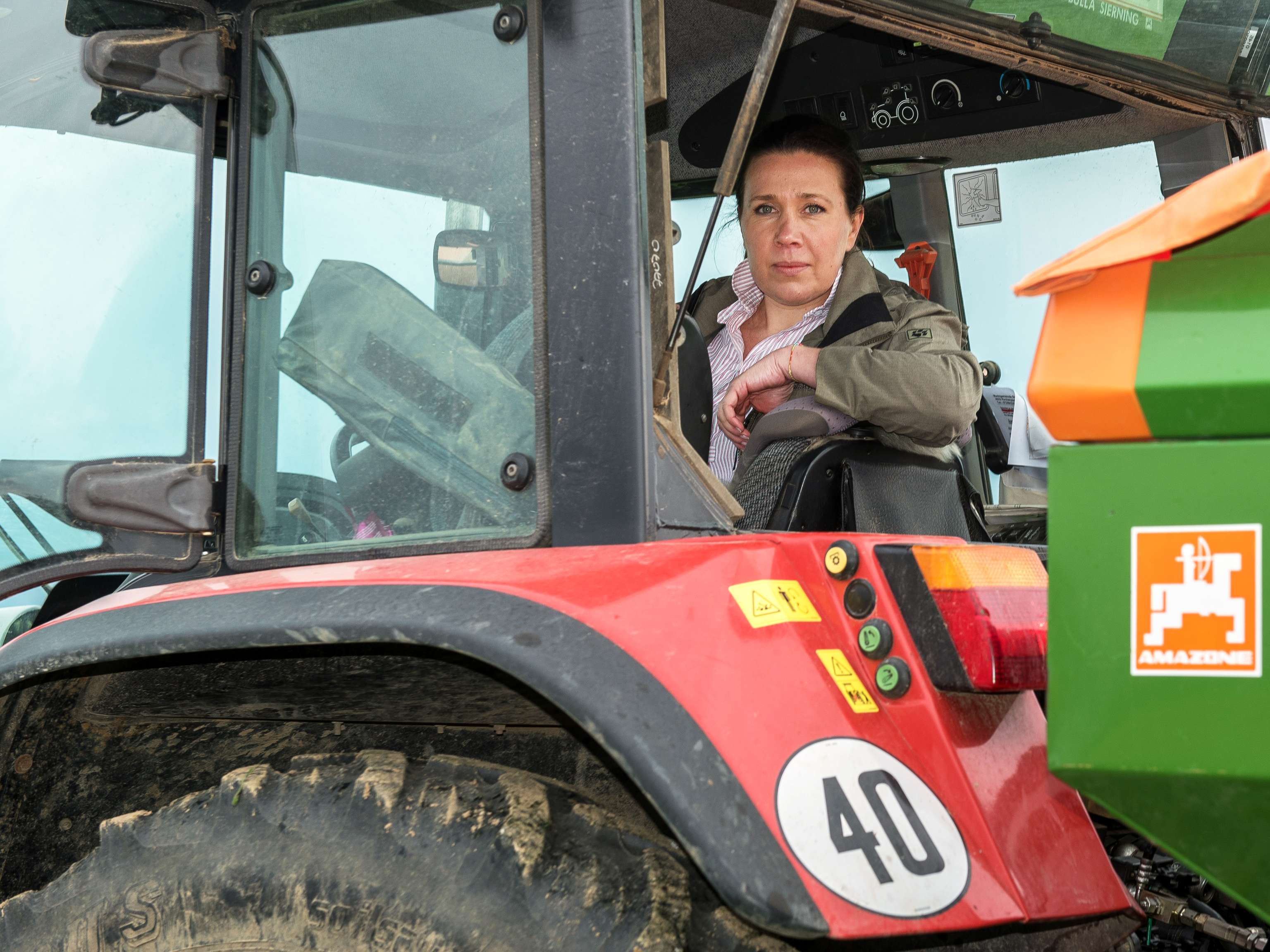 Frau sitzt im Traktor