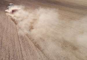 Traktor sät mit Säkombination bei extremer Trockenheit