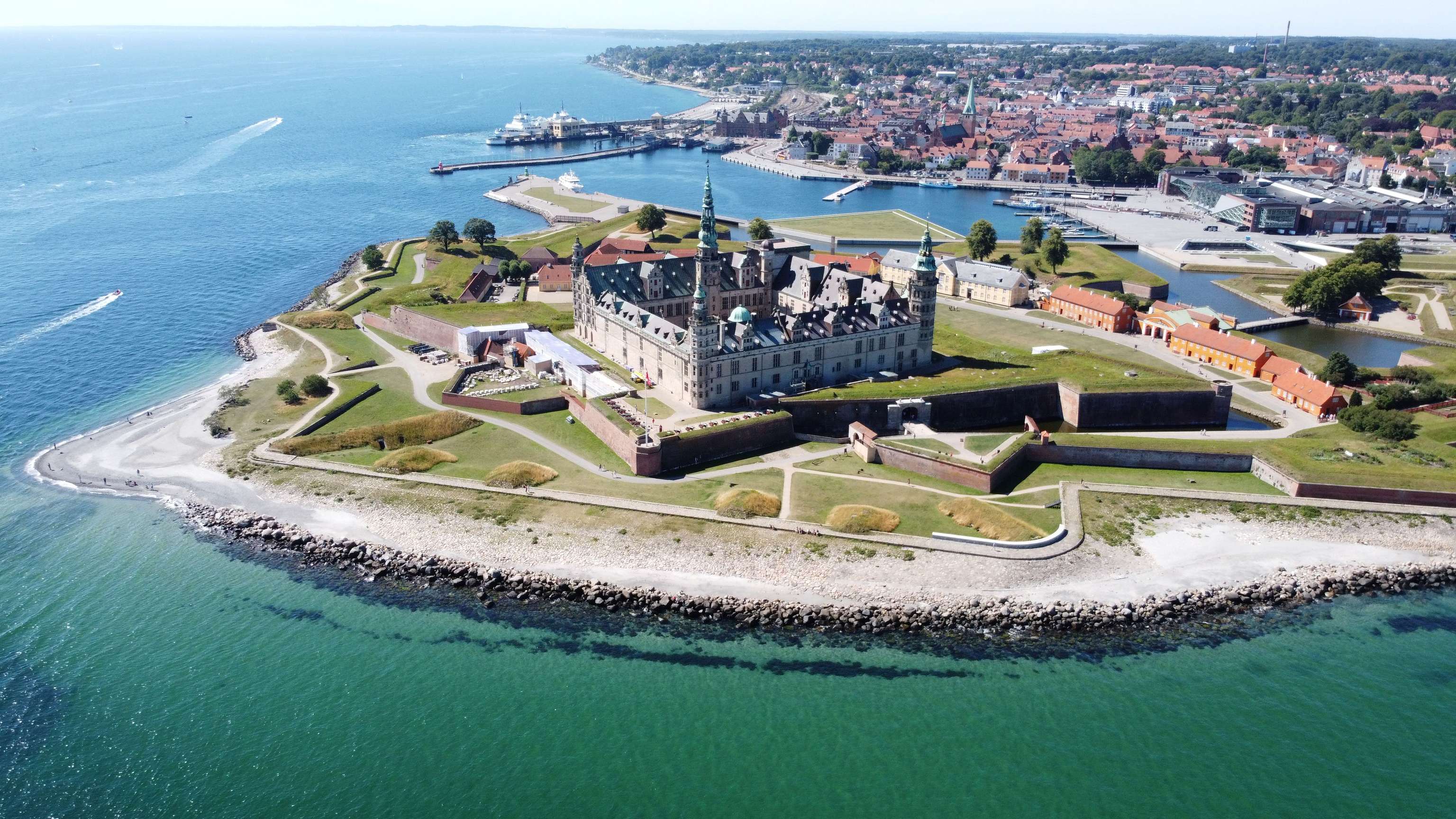 Schloss auf einer Halbinsel in Skandinavien