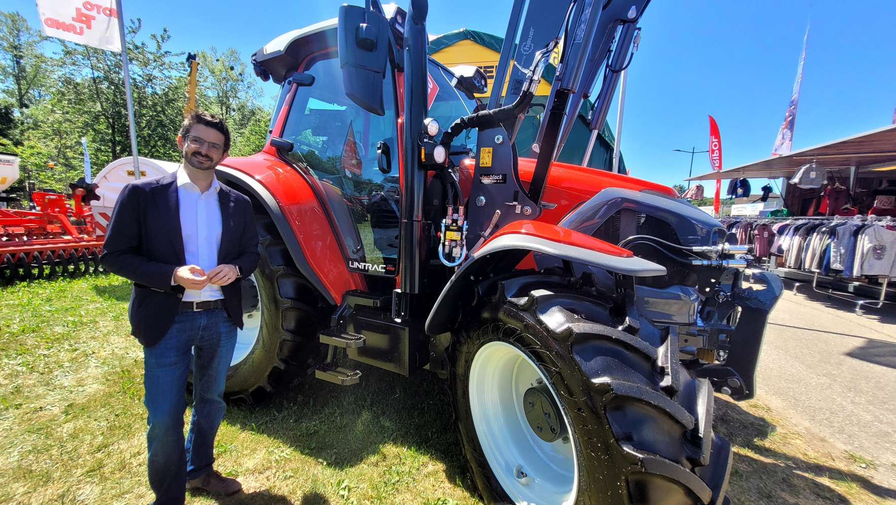 David Lindner mit Traktor Lintrac 130 Pro