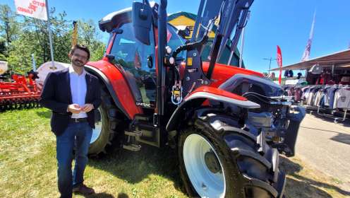 David Lindner mit Traktor Lintrac 130 Pro