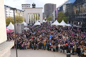 Menge am Landhausplatz Tirol