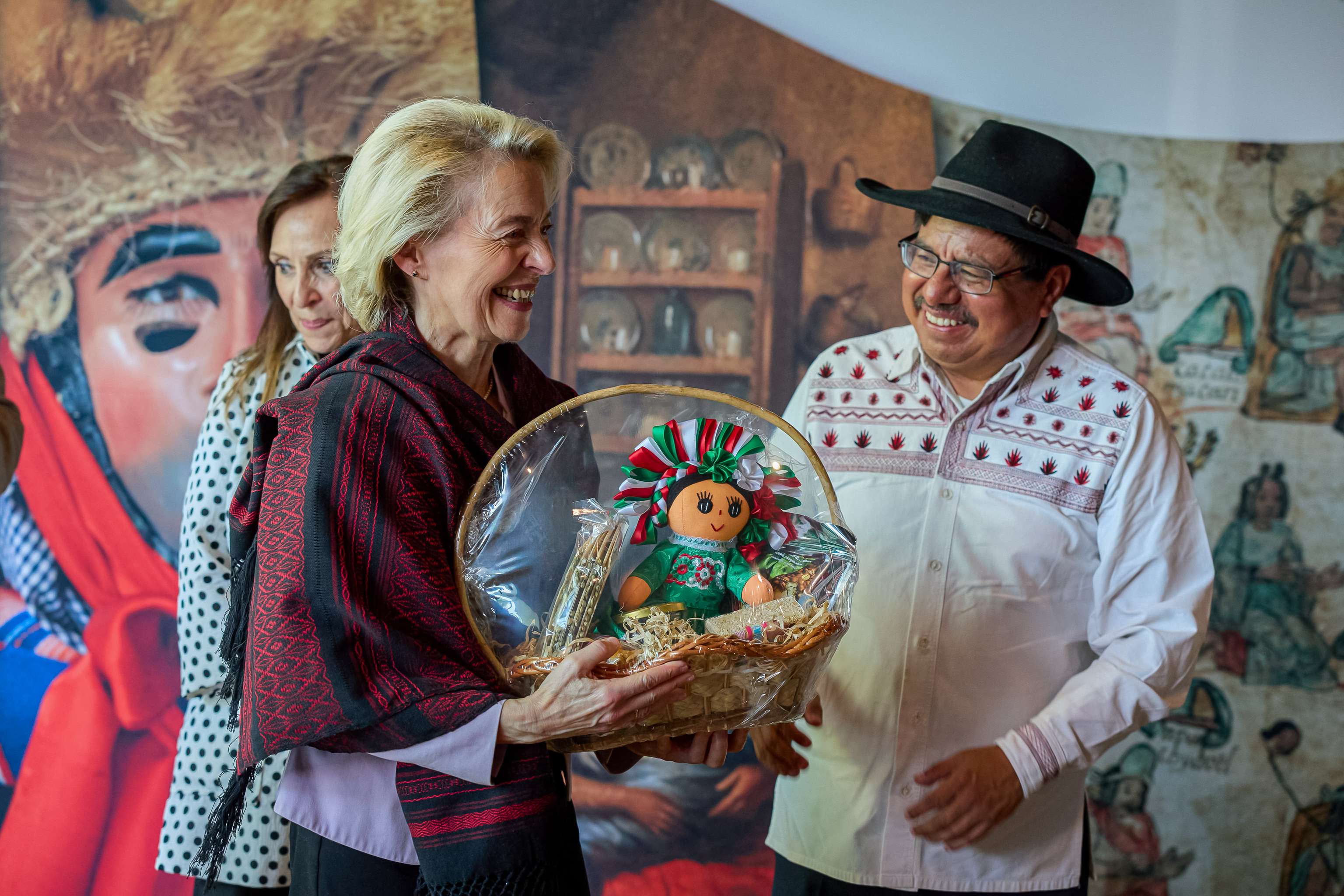 Ursula von der Leyen bekommt in Mexiko-Stadt einen Geschenkkorb.